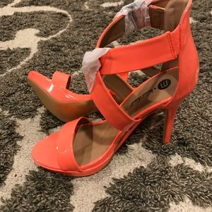 Coral colored shoes 👠😍.